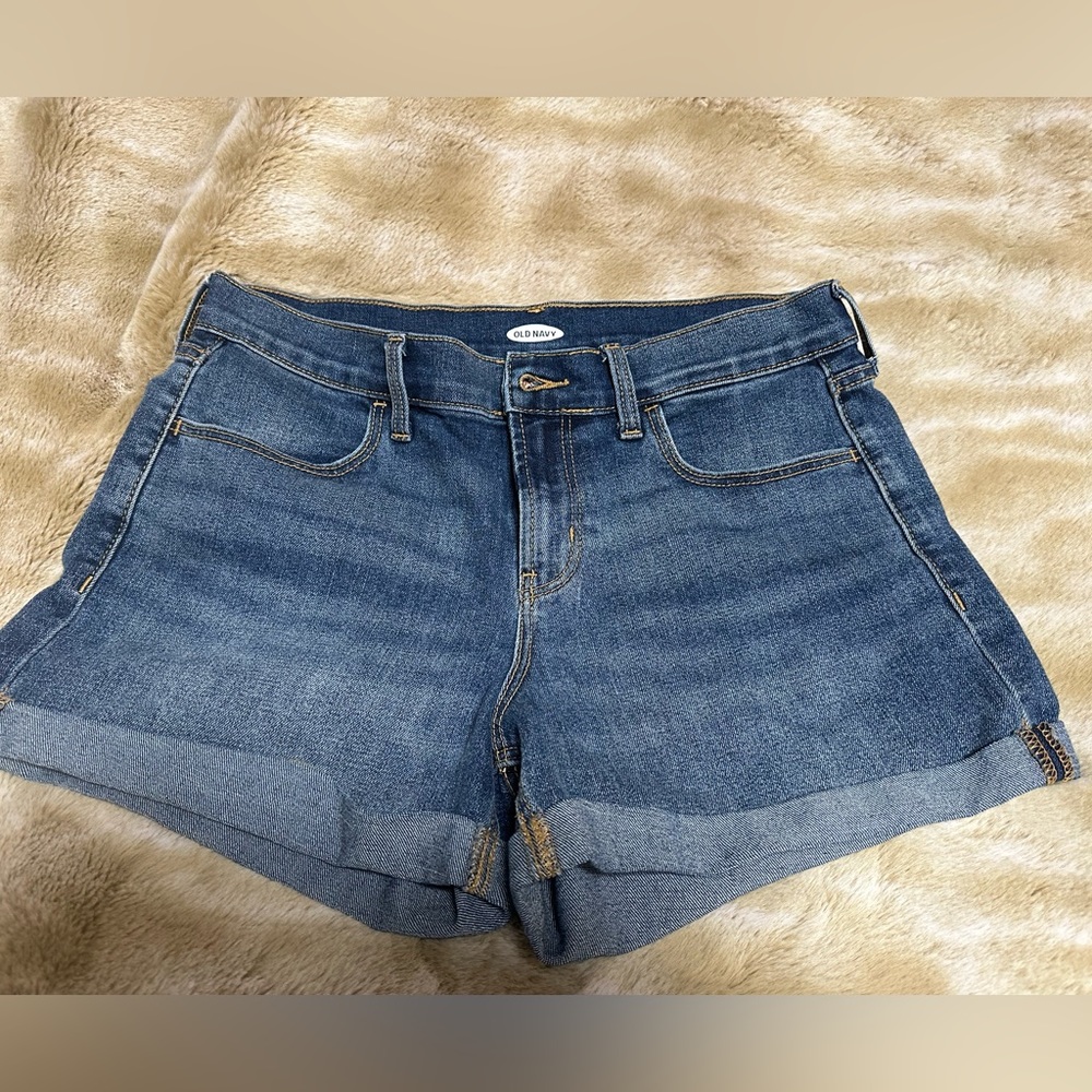 Mid rise and was denim shorts. Never worn.